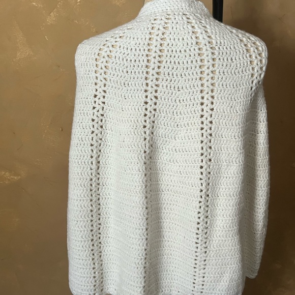 Crocheted Caplet Granie chic White Shell buttons Handmade Vintage - Picture 2 of 8